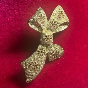 Vintage silver tone rhinestone Brooch.